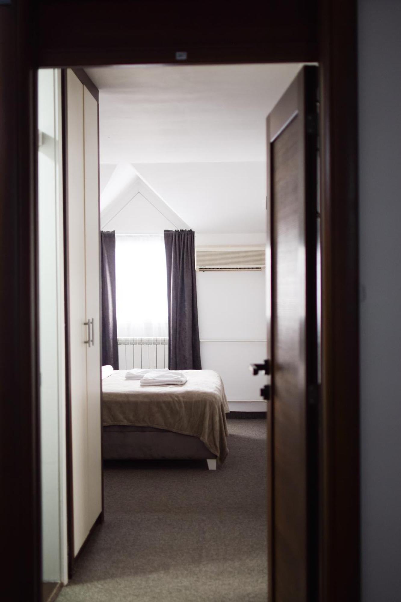 Hotel Tiski Cvet Novi Becej Екстер'єр фото